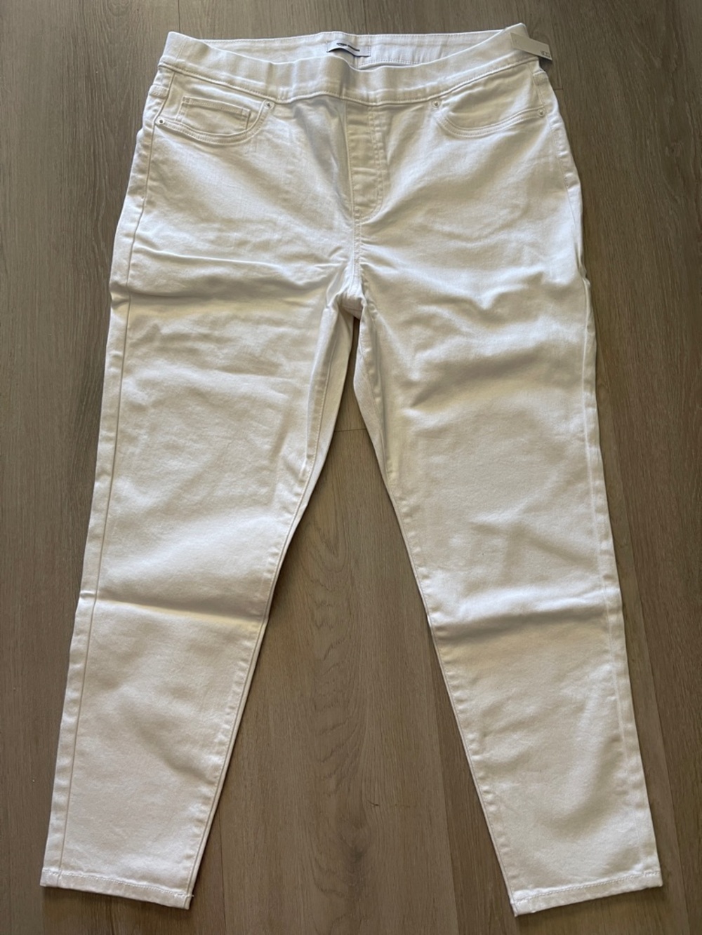 Amazon Essentials Women's White Skinny Jeans